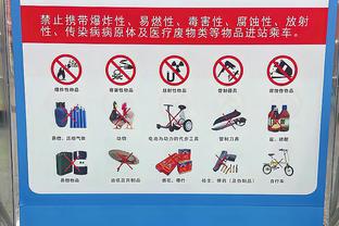 Hút thuốc có hại cho sức khỏe! Anh trai Trung Quốc mặc áo C - rô, tán căn Hoàng Hạc Lâu cho người nước ngoài?